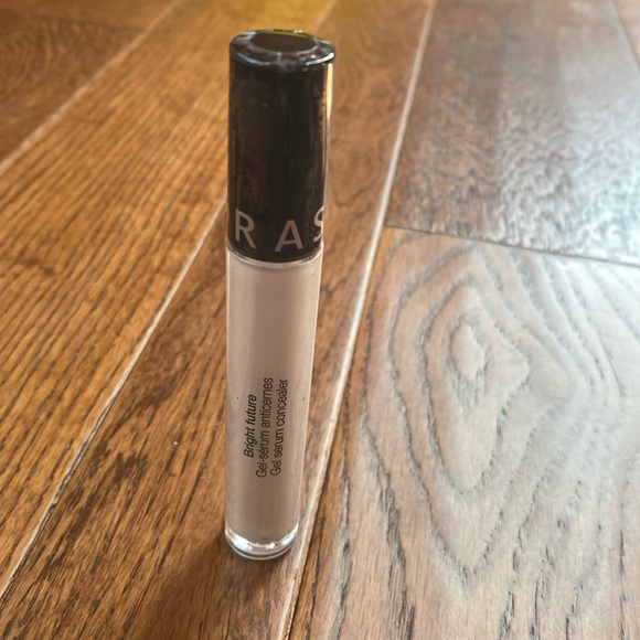 Sephora Bright Future Gel Serum Concealer in 01 Bavarian Cream - Picture 2 of 5